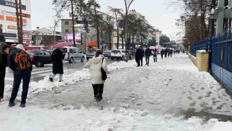 Tatvan’da kar suları sokakları bastı