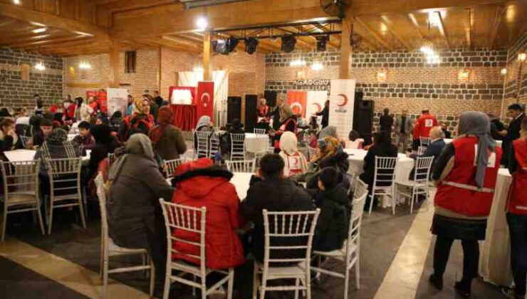 Kızılay’dan yetimlere iftar programı