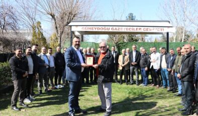 OSB’nin emektarı gazeteci Mehmet Türk’e emeklilik plaketi verildi