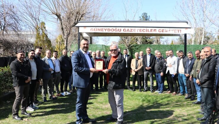 OSB’nin emektarı gazeteci Mehmet Türk’e emeklilik plaketi verildi