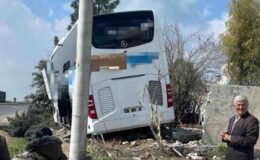 Otobüs ev bahçesine girdi