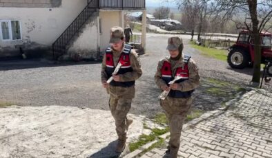 Muş’ta kadın komutanlar, köydeki kadınların gününü kutladı