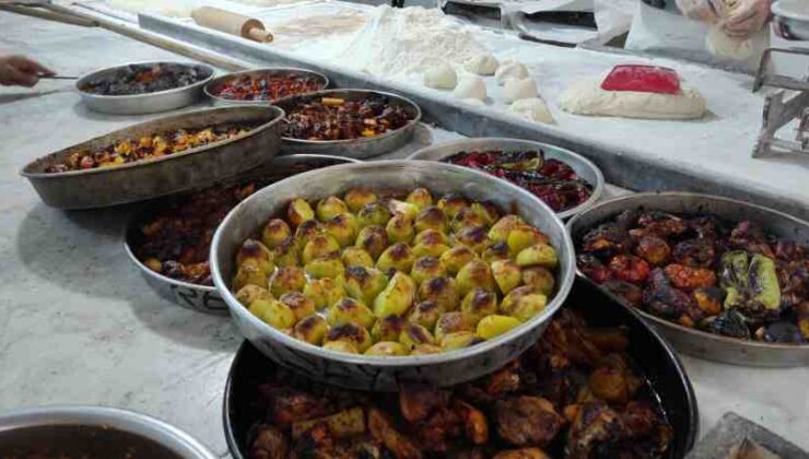 Şanlıurfa’da tepsi yemek geleneği