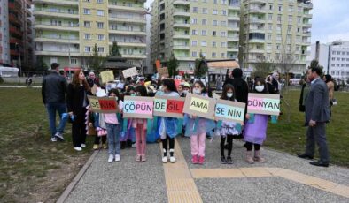 Siirt’te öğrenciler yaptıkları kostümleri giyerek çevre temizliği yaptı