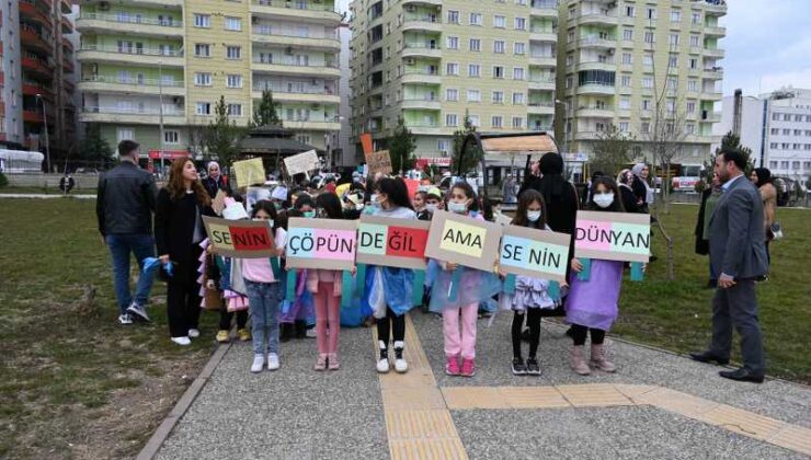 Siirt’te öğrenciler yaptıkları kostümleri giyerek çevre temizliği yaptı
