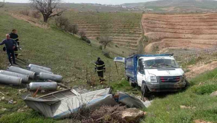 Siirt’te tüplü kamyonet devrildi: 2 yaralı