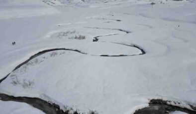 Şırnak’ta buzlar çözülen menderesler