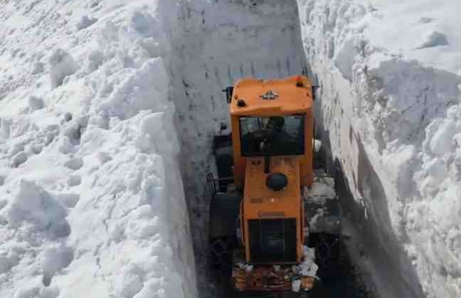 Tanin Geçidi’nde kar temizleme çalışması