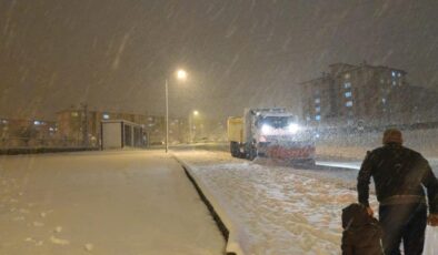 Van’da kar yağışı yolları kapattı