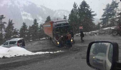 Virajda sıkışan tır yolu kapattı
