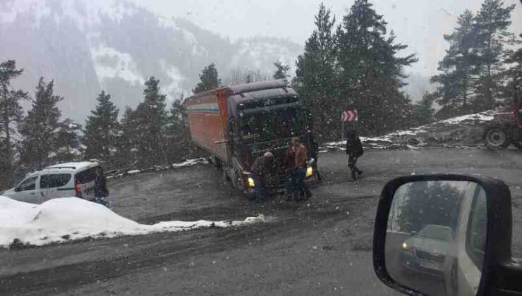 Virajda sıkışan tır yolu kapattı