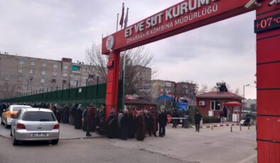 Diyarbakır Et ve Süt Kurumunda kuyruk bir kilometreyi buldu