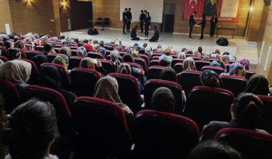 Kayapınar Gençlik Merkezi’nden Dokunaklı Tiyatro Gösterisi