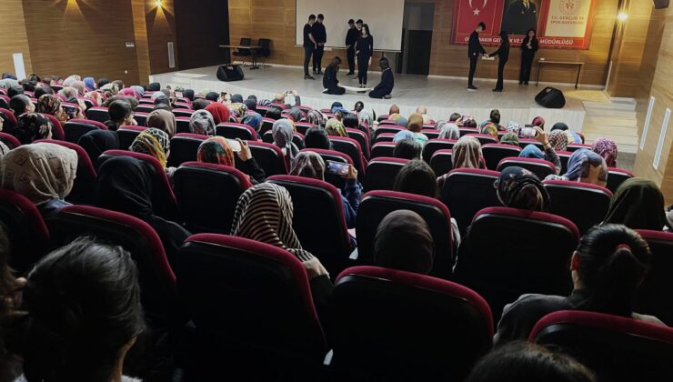 Kayapınar Gençlik Merkezi’nden Dokunaklı Tiyatro Gösterisi
