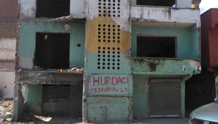 Diyarbakır’da ağır hasarlı bina hurda dükkanı diye kullanılıyor