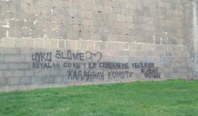 Yüzlerce yıllık Tarihi Surlar’a sprey boyalarla ihanet