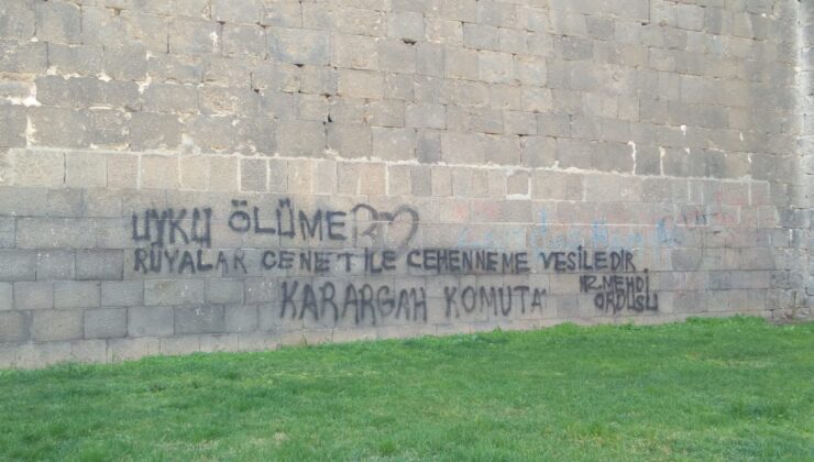 Yüzlerce yıllık Tarihi Surlar’a sprey boyalarla ihanet