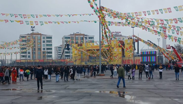 Diyarbakır’da Newroz Alanı Dolmaya Başladı: Coşku ve Bekleyiş Artıyor