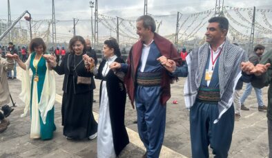 Leyla Zana, Diyarbakır Newroz alanında halay çekerek kutlamalara katıldı