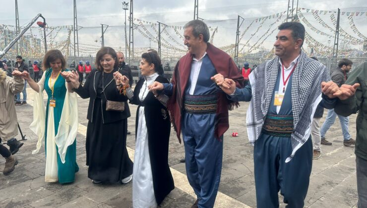 Leyla Zana, Diyarbakır Newroz alanında halay çekerek kutlamalara katıldı