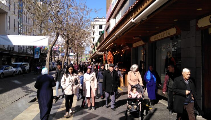 Tarihi Sur ilçesi hafta sonu turist akınına uğruyor