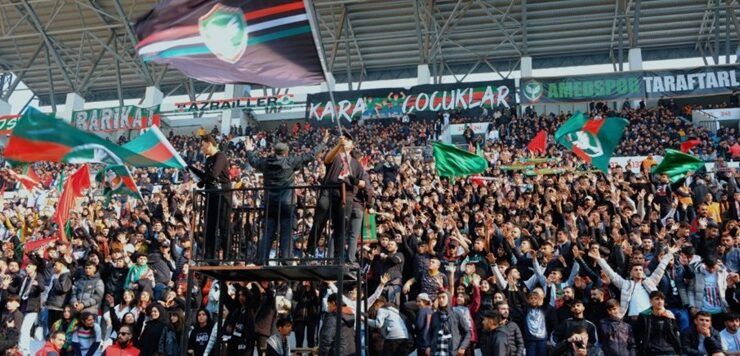 Taraftarlar stadyumu Amedspor bayraklarıyla donatalım