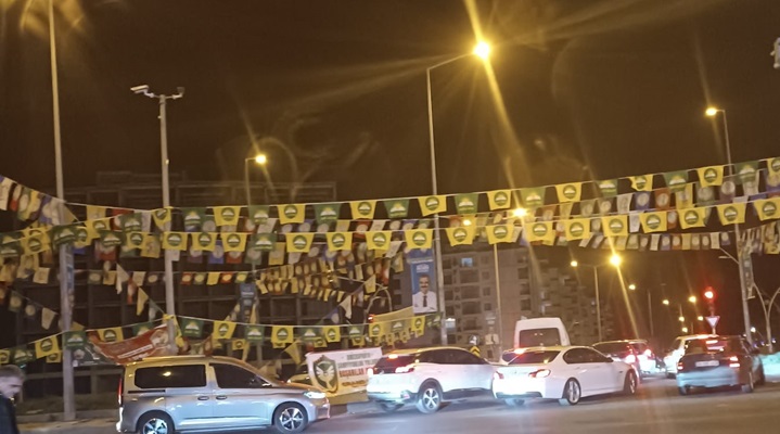 Diyarbakır’da partilerin bayrak ve afiş yarışı kızıştı
