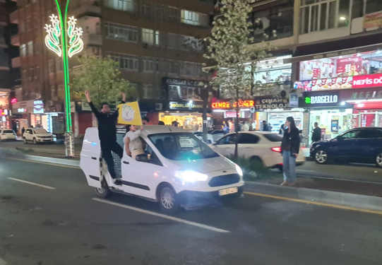 DEM Partililer Diyarbakır’da zafer turu atmaya başladı