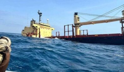 Kızıldeniz’de, Husilerin daha önce vurduğu bir gemi battı