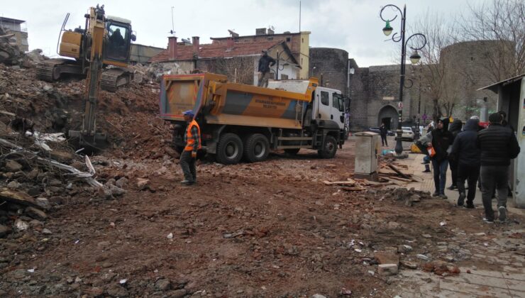 Sur’daki ağır hasarlı binaların yıkımına başlandı