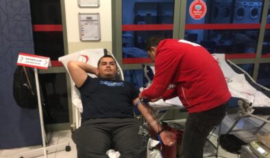 Diyarbakır’daki Kızılay iftar sonrası kan bağışı alıyor