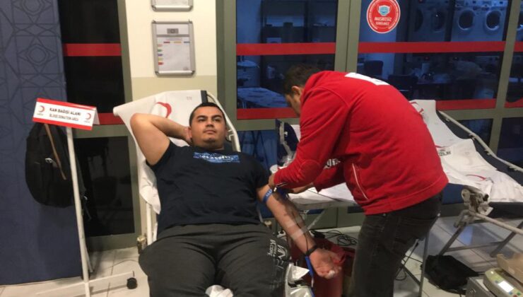Diyarbakır’daki Kızılay iftar sonrası kan bağışı alıyor