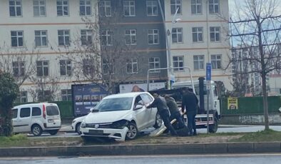 Hızını alamayan araç refüju boyladı