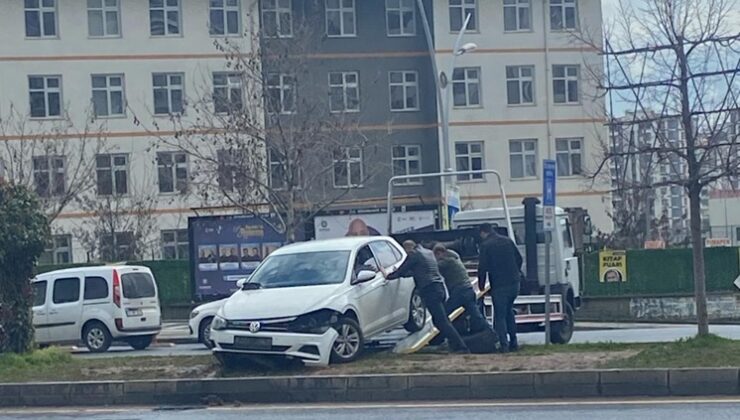 Hızını alamayan araç refüju boyladı