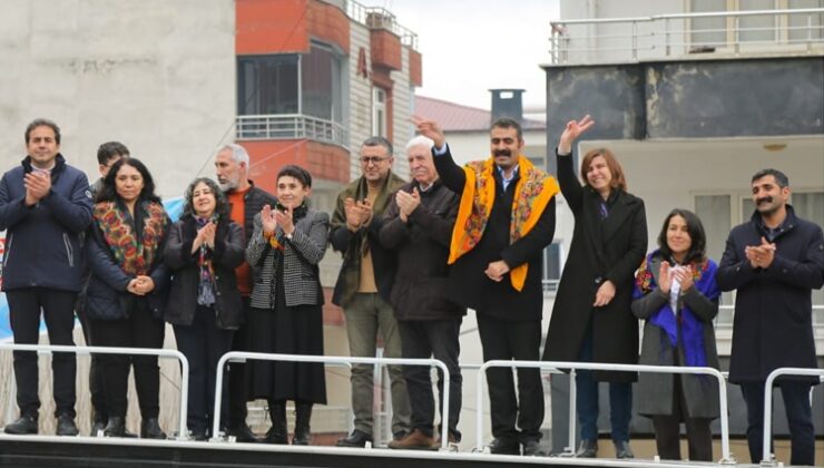 Leyla Zana Kulp’ta yoğun ilgiyle karşılandı