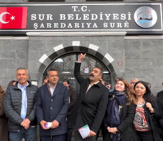 DEM Parti adayı Hatun’dan Sur Belediyesi önünde açıklama