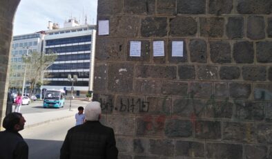 Tarihi Surlar ilan panosuna döndü