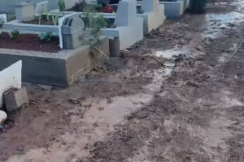 Yeniköy Mezarlığı çamur içinde