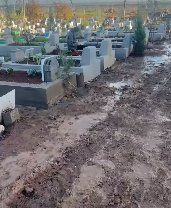 Yeniköy Mezarlığı çamur içinde
