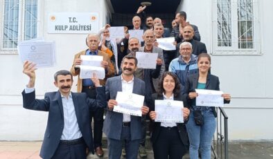 Kulp  Belediye Başkanı ve meclis üyeleri mazbatasını aldı