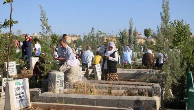 Diyarbakır’da Ramazan Bayramı’nda mezarlıklarda hüzünlü ziyaretler