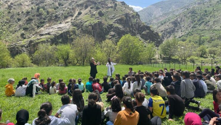 Mereto Dağı eteklerinde tiyatro eşliğinde diş sağlığı eğitimi