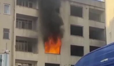 Adıyaman’da ağır hasarlı binada yangın