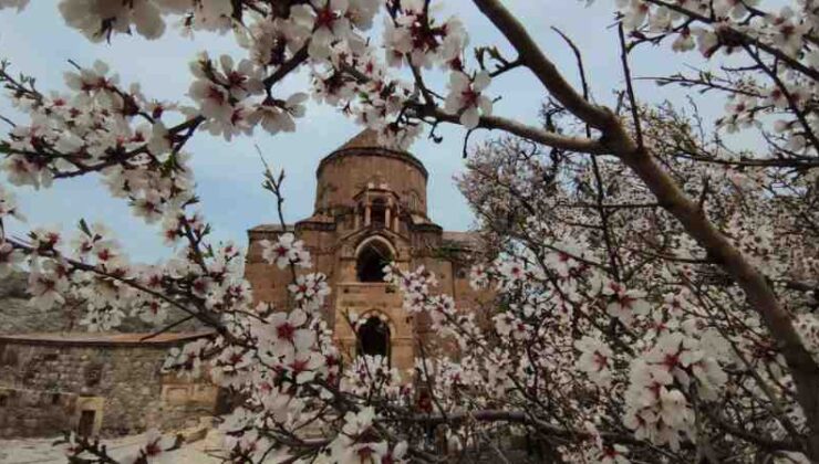 Akdamar adası ilkbaharda büyülüyor
