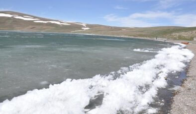 Aygır Gölü’nde buzlar erimeye başladı