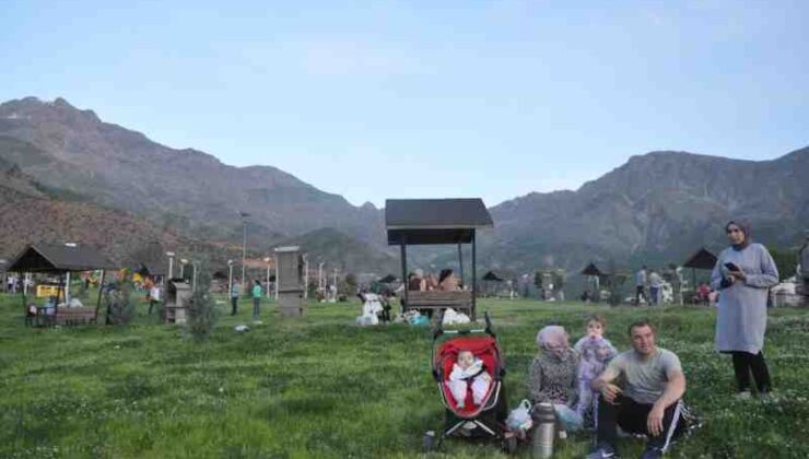 Sason’da bahar coşkusu, parklar doldu taştı