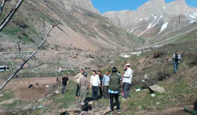 Hakkari’de vadide yol onarım çalışmaları incelendi