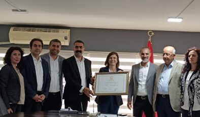 Diyarbakır’da DEM Parti’nin Eş Başkanları Mazbatalarını aldı