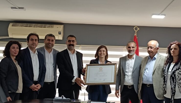 Diyarbakır’da DEM Parti’nin Eş Başkanları Mazbatalarını aldı