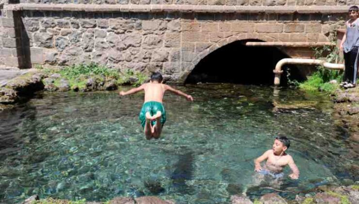 Diyarbakır’da hava sıcaklığının birden yükselmesiyle çocuklar süs havuzuna girdi